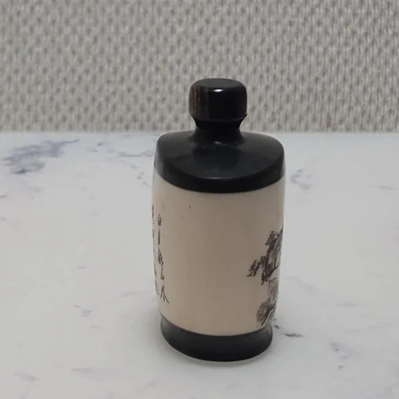 Vintage Carved Etched Snuff Bottle - Picture 2 of 8